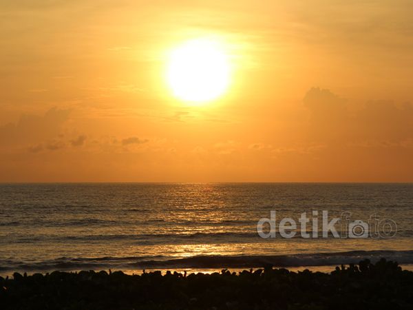 Mengejar Sunset di Kuta