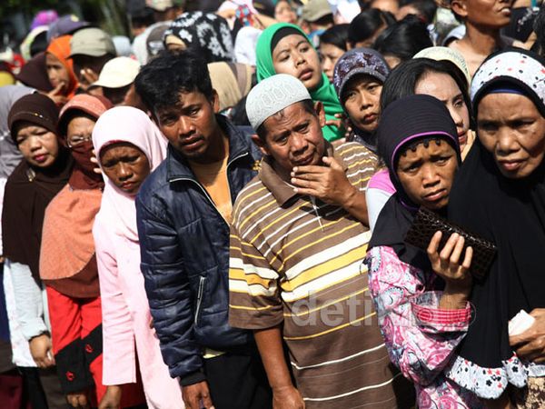 Mengantre Demi Rp 400 Ribu