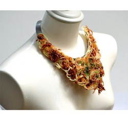 Unik, Kalung Terbuat dari Nasi Kari Hingga Spaghetti Bolognese