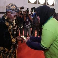 Walikota Risma Nikahkan 87 Pasangan Tidak Mampu