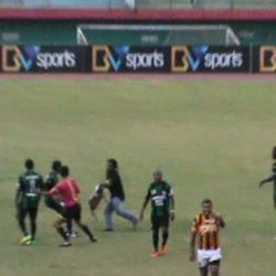 Suporter Bawa Kursi ke Dalam Lapangan untuk Serang Wasit