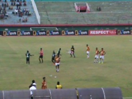 Suporter Bawa Kursi ke Dalam Lapangan untuk Serang Wasit