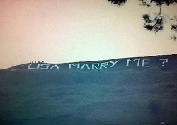 Romantis! Pria Ini Lamar Kekasih dengan Tulisan di Atas Gunung