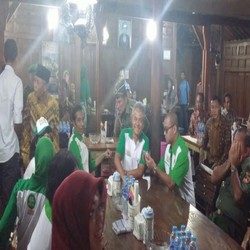 Usai Blusukan di Wonogiri, Jokowi Santap Ayam Goreng, Tempe Mendoan dan Pecel