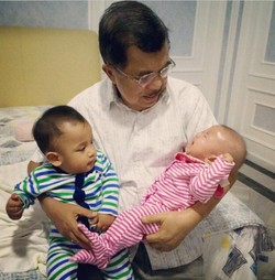  So Sweet! Sabtu Santai, JK Momong Cucu