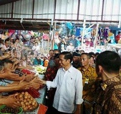 Datang ke Wonogiri, Jokowi Disambut Meriah Ratusan Warga
