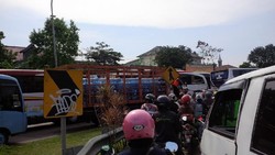 Arah Puncak dan Sukabumi Tak Bergerak, Kendaraan Parkir di Ciawi