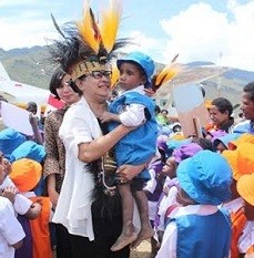 Kala Menteri Yohana Menitikkan Air Mata Kunjungi Lanny Jaya