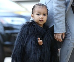 North West Tampil Semakin Stylish Pakai Coat Bulu