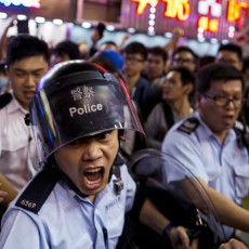 Demonstran Prodemokrasi di Hong Kong Kembali Bentrok dengan Polisi