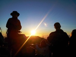 Akhir Pekan Berburu Sunrise di Bromo