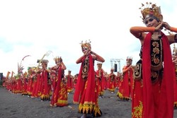 Heboh! 1.200 Gadis Menari Gandrung di Pantai Boom, Banyuwangi