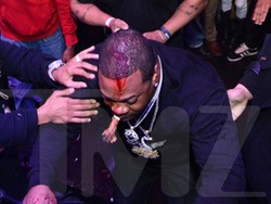 Asyik Nyanyi Sambil Isap Cerutu, Busta Rhymes Malah Jatuh dari Atas Panggung