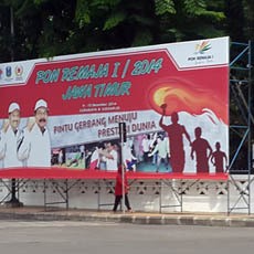 Pak Satpol, Baliho di Surabaya ini Serobot Jalur Pejalan Kaki