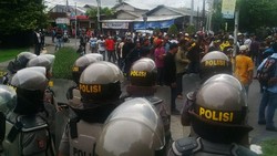 Polisi dan Pecalang Cegah Massa Yorrys Masuk ke Nusa Dua