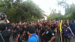 Kubu Ical Tolak Komentari Aksi Massa Cabuti Atribut Golkar