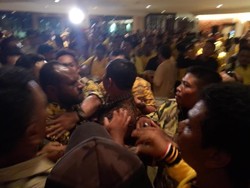 Ricuh! Kader Golkar Terlibat Adu Jotos di Luar Arena Munas