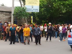 Memanas! Massa Cabuti Atribut Golkar di Sekitar Arena Munas