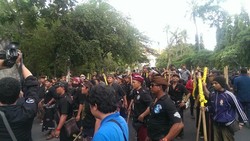 Pecalang Maju Melobi Massa Anti-Ical, Suasana Munas Kembali Kondusif