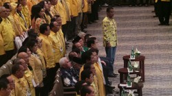 Prabowo Tetap Berdiri Saat Pembacaan Ikrar Bakti Golkar