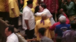 Cieee! Prabowo Peluk Titiek Soeharto di Munas Golkar