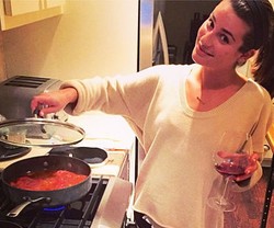 Tidak Hanya Cantik, Para Selebriti Ini Juga Pintar Masak