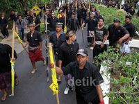 Ratusan Pecalang Berjaga di Depan Hotel Westin