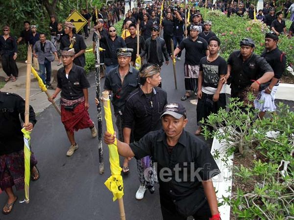 Ratusan Pecalang Berjaga di Depan Hotel Westin