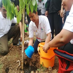 Berjalan di Sepanjang KBT, Menteri Rini: Sampah Dibersihkan Ya!