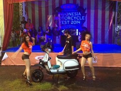 Wanita Seksi Cuci Motor Vespa Gegerkan Bikers