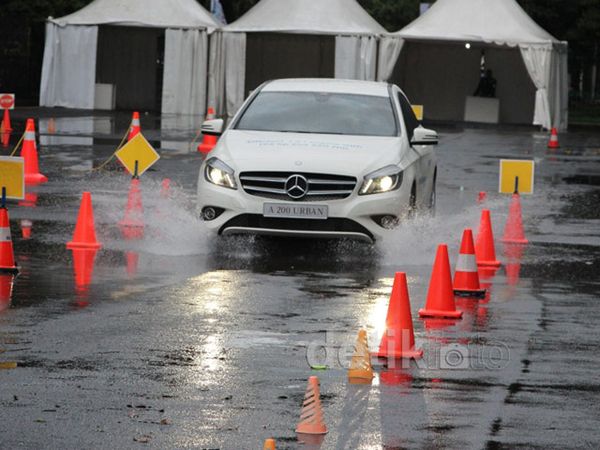 Menjajal Mobil Mewah Mercy di Senayan