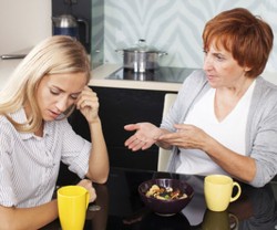 Tips Menghindari Konflik dengan Mertua Ketika Tinggal Bersama