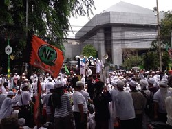 Massa FPI Cs Tiba di DPRD DKI Teriakkan Yel-yel Tolak Ahok
