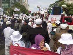 Dipimpin Rizieq Shihab, Ratusan Massa FPI Cs Bergerak dari HI ke Balai Kota