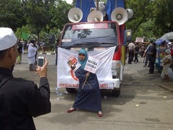 Usai Demo Tolak Ahok, Ibu Ini Berfoto Ria di Depan Balai Kota