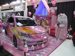 Mobil Pemuja Hello Kitty
