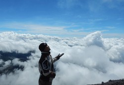 Seperti Ini Pemandangan dari Puncak Tertinggi di Pulau Jawa