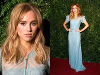 Pesona Suki Waterhouse Bergaun Biru