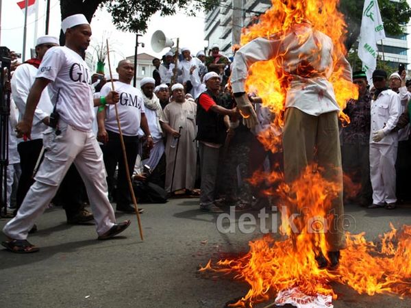 FPI Bakar Boneka Ahok