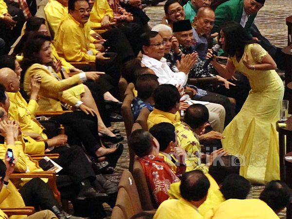 Ikke Nurjanah Hibur Peserta Munas Golkar