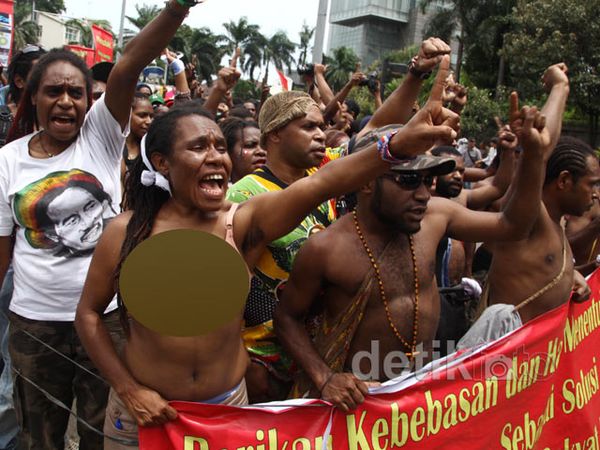 Tuntut Kemerdekaan, Warga Papua Blokir Jalan