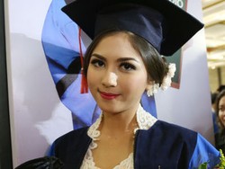 Temani Jessica Mila Wisuda, Mischa Chandrawinata Hanya Sahabat