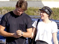Pacaran dengan Patrick Schwarzenegger, Gaya Miley Cyrus Kembali Normal