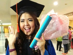 Lulus Sarjana, Tina Toonita Dihadiahi Cincin Berlian Rp 20 Juta