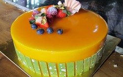 Mencuri Ilmu dari Pastry Chef Membuat Festive Cake, Krim Halus dan Mahkota Cokelat