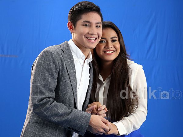 Aih, Aurel dan Rassya Mesra Pegangan Tangan