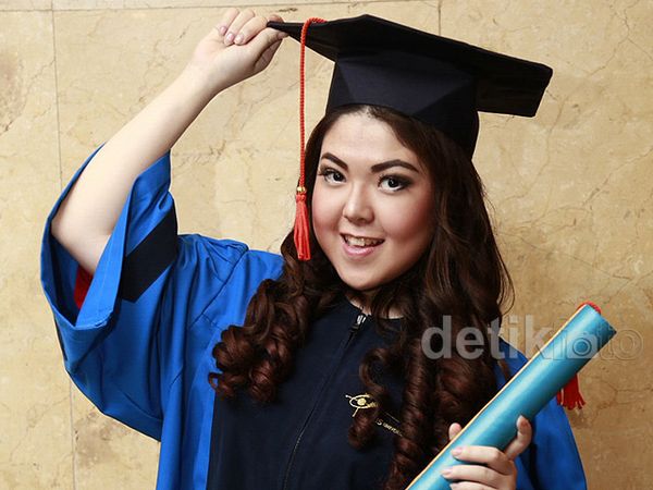Lulus Kuliah, Tina Toon Sumringah