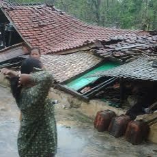 Puluhan Rumah Rusak Diterjang Angin Kencang, Satu Orang Patah Tulang