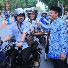 Bupati Lamongan Bagi-bagi Bunga Peringati Hari AIDS se Dunia