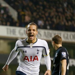 Tottenham Kalahkan Everton 2-1